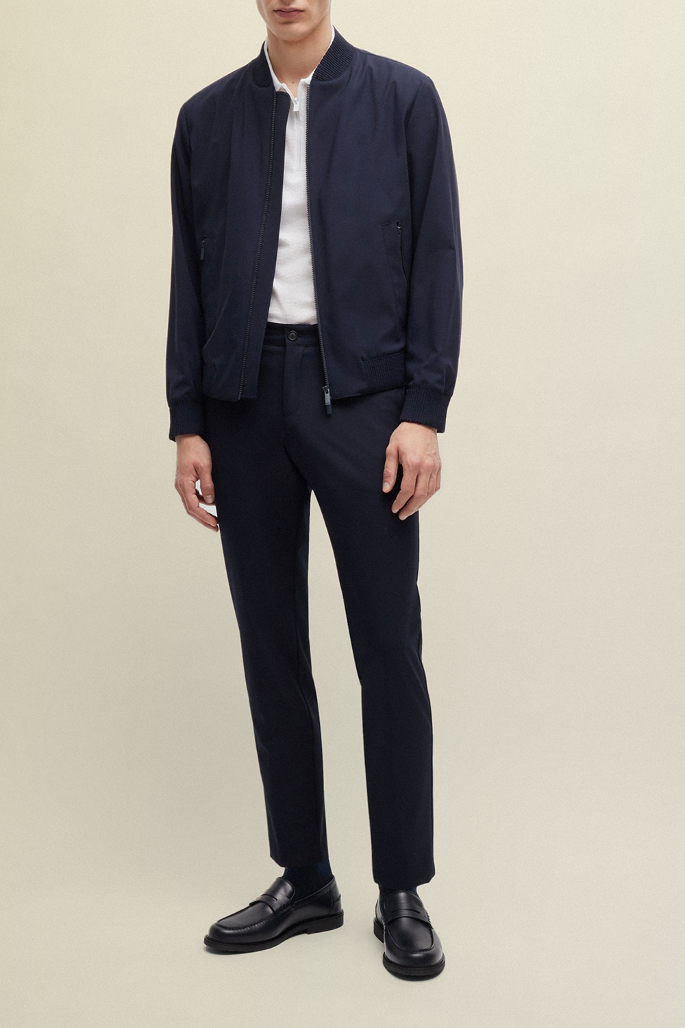 תמונת כל הלוק של מכנסיים מחוייטים לנסיעות